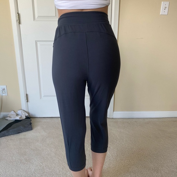 AVAILABLE IN BLACK AND BLUE Lululemon crop joggers size 2 - Picture 4 of 13